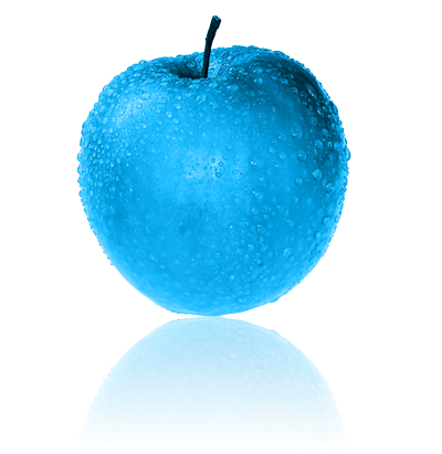 Apfel mit Wassertropfen und Spiegelung